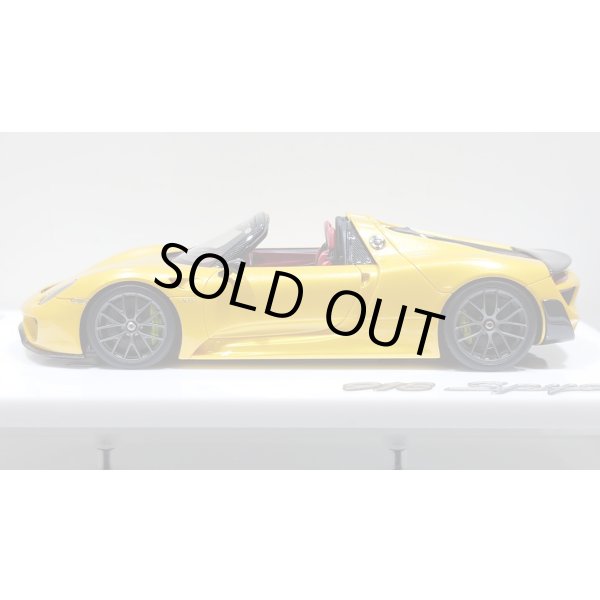 画像2: EIDOLON 1/43 Porsche 918 Spyder weissach package 2011 Grande Giallo Pearl Limited 35 pcs. (2)