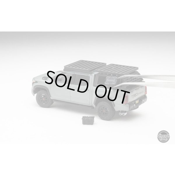 画像6: Gaincorp Products x Diecasttalk 1/64 Toyota Tundra TRD PRO Lunarlock with Roof Rack & Accessories (6)