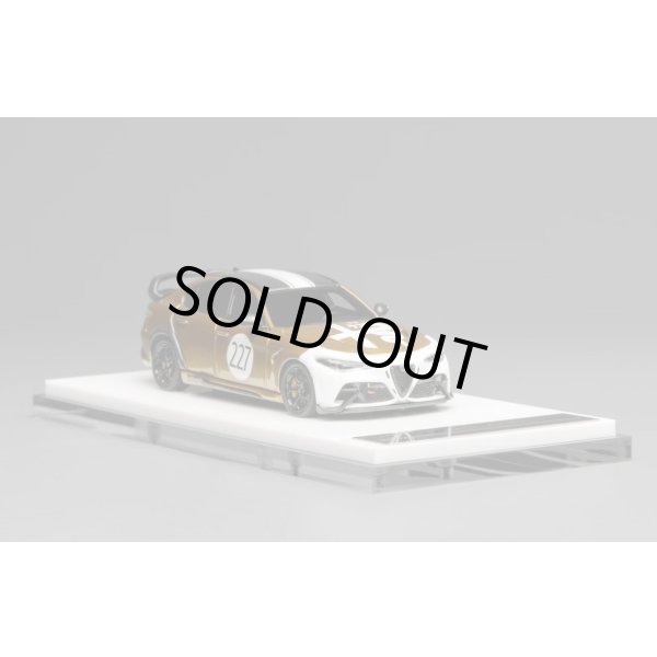 画像2: MOTORHELIX 1/64 Alfa Romeo Giulia GTAm Ocra GT Gold (2)