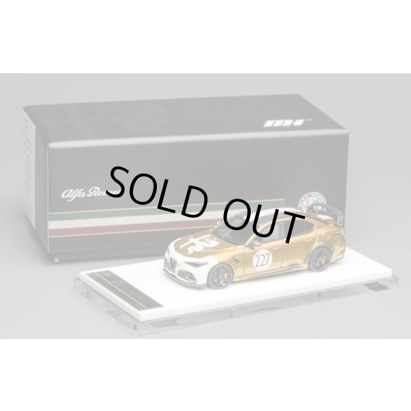 画像1: MOTORHELIX 1/64 Alfa Romeo Giulia GTAm Ocra GT Gold (1)