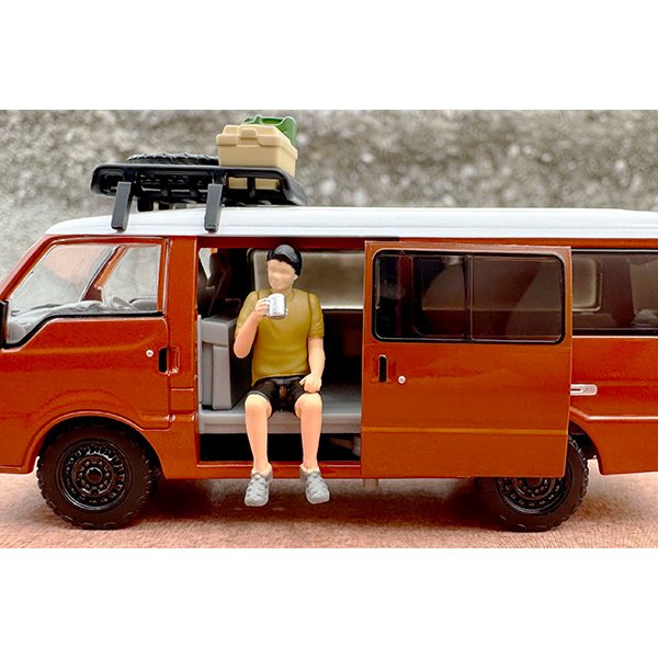 画像7: TOMYTEC 1/64 Limited Vintage NEO Mazda Bongo Brawny Van Custom (Brown) with Roof Carrier and Figure (7)
