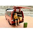 画像6: TOMYTEC 1/64 Limited Vintage NEO Mazda Bongo Brawny Van Custom (Brown) with Roof Carrier and Figure (6)