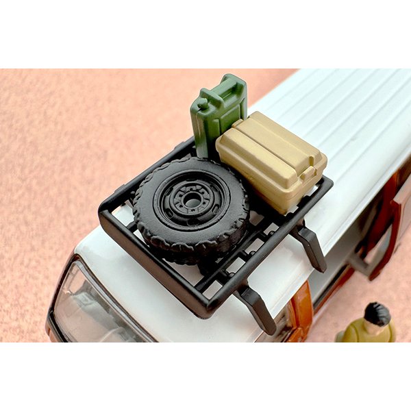 画像8: TOMYTEC 1/64 Limited Vintage NEO Mazda Bongo Brawny Van Custom (Brown) with Roof Carrier and Figure (8)