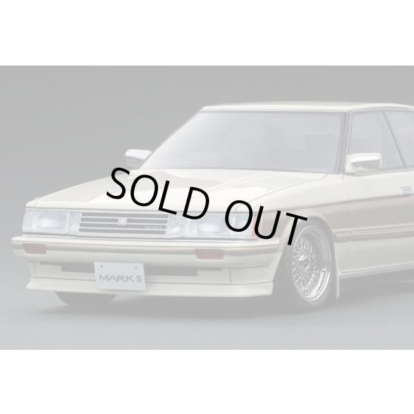 画像3: ignition model 1/18 Toyota MarkII Grande (GX71) Pearl White/Gold (3)