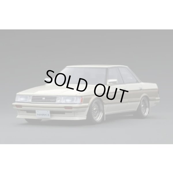 画像1: ignition model 1/18 Toyota MarkII Grande (GX71) Pearl White/Gold (1)
