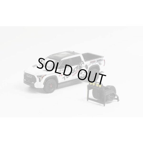 画像1: GCD 1/64 Toyota Tundra TRD Pro White/Art with Accessories (LHD) (1)