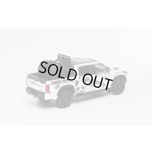 画像2: GCD 1/64 Toyota Tundra TRD Pro White/Art with Accessories (LHD) (2)