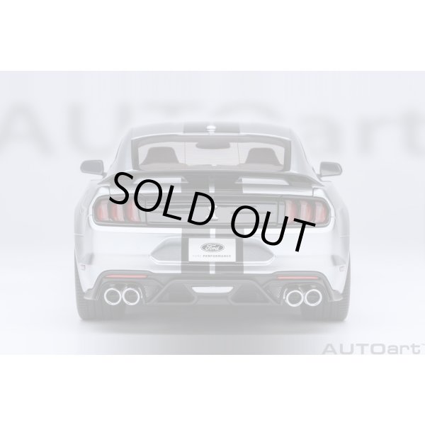 画像6: AUTOart 1/18 Ford Mustang Shelby GT500 (Silver with Black Stripes) (6)