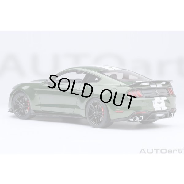 画像2: AUTOart 1/18 Ford Mustang Shelby GT500 (Green with White Stripes) (2)