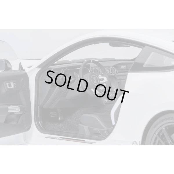 画像9: AUTOart 1/18 Ford Mustang Shelby GT500 (White with Black Stripes) (9)
