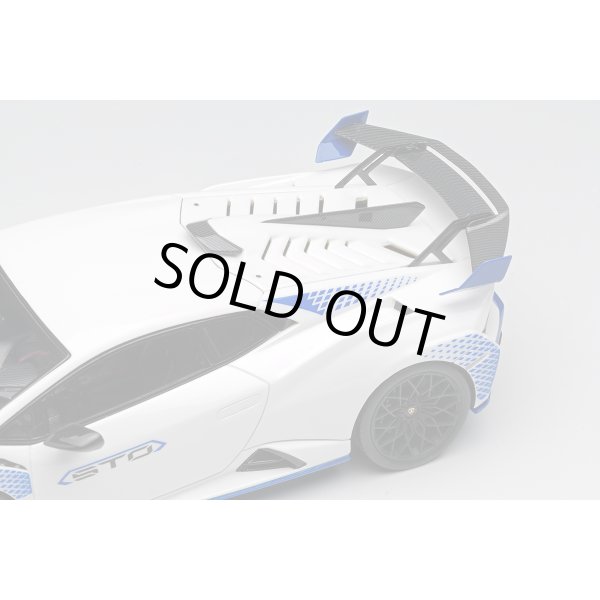 画像6: EIDOLON 1/43 Lamborghini Huracan STO 2021 Bianco Monocerus / Blue Livery Limited 100 pcs. (6)
