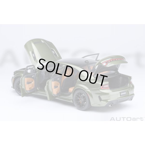 画像16: AUTOart 1/18 Dodge Charger SRT Hellcat Redeye Jailbreak (Metallic Green / Black) (16)