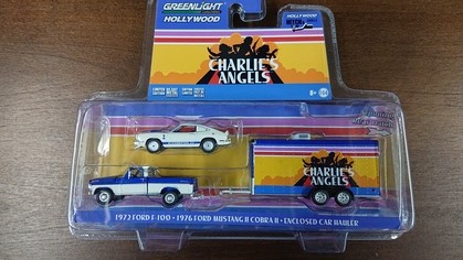画像1: 1/64 HOLLYWOOD CHARLIE'S ANGELS '72 Ford F-100/'76 Ford MustangII COBRAII/Enclosed Car Hauler (1)