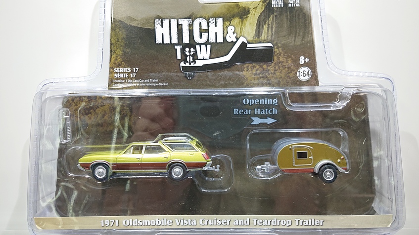 画像1: GREEN LiGHT 1:64 HITCH&TOW Series 17 '71 Oldsmobile Vista Cruiser and Teardrop Trailer (1)