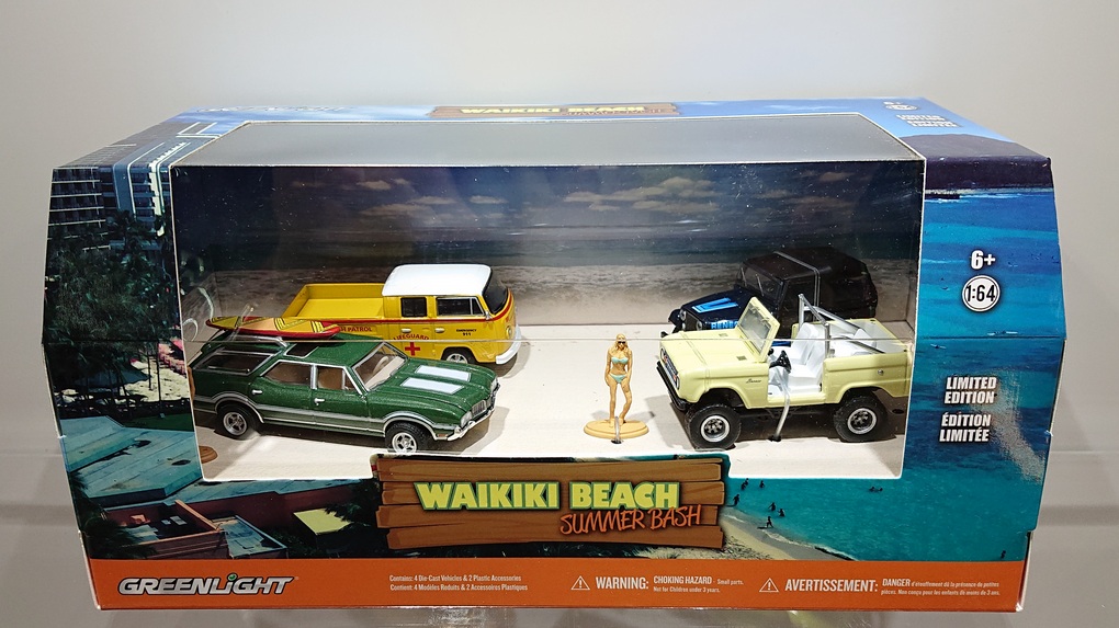 画像1: GREEN LiGHT 1:64 Multi-Car Dioramas "Waikiki Beach Summer Bash" (1)