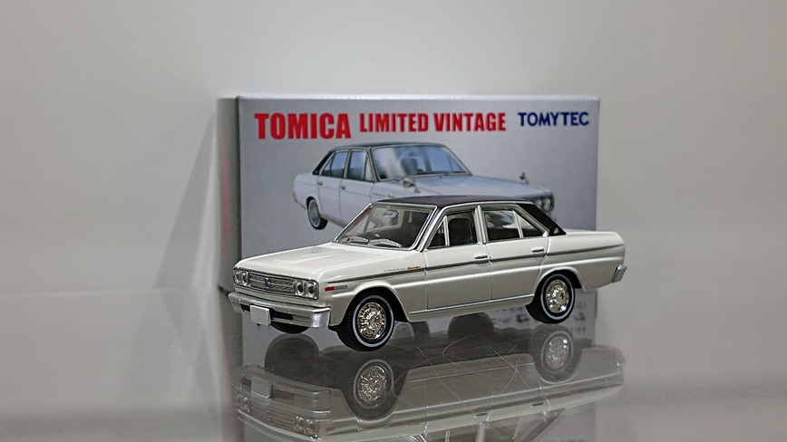 画像1: TOMYTEC 1/64 LIMITED VINTAGE NISSAN CEDRIC Personal Deluxe V '70 White/Black (1)