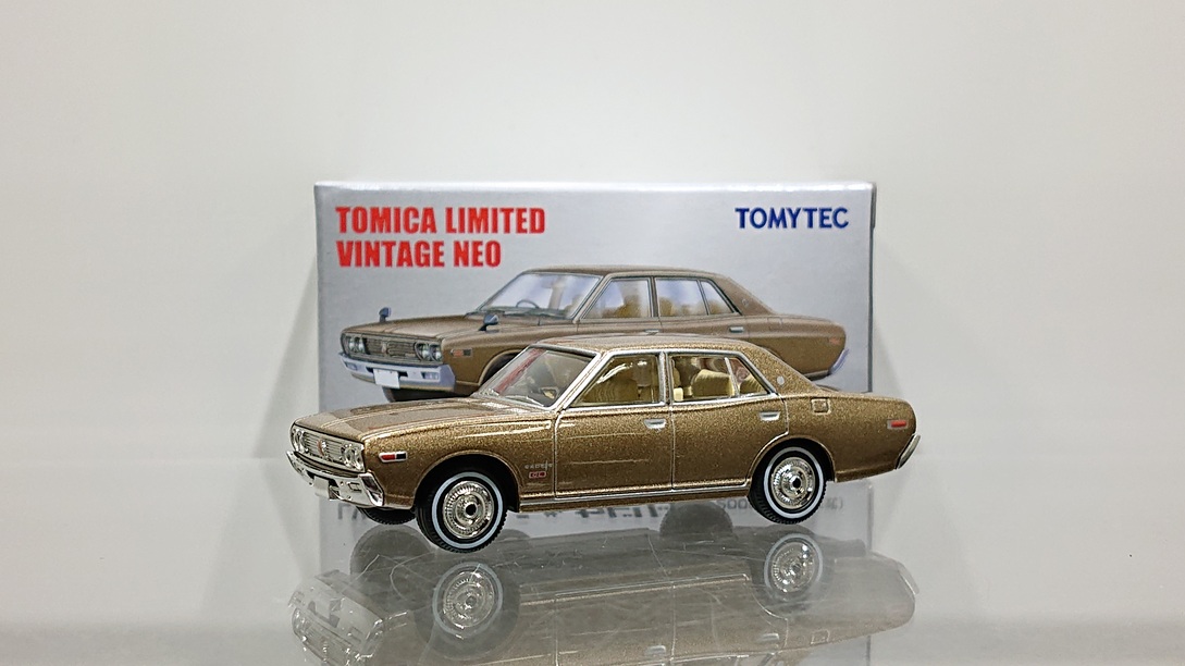 画像1: TOMYTEC 1/64 Limited Vintage Neo '71 Nissan Cedric 2000GL Brown (1)