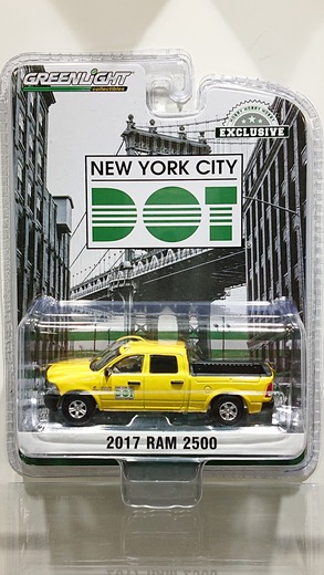 画像1: GREEN LiGHT EXCLUSIVE 1/64 '17 Ram 2500 - New York City DOT Brooklyn Street Maintenance (1)