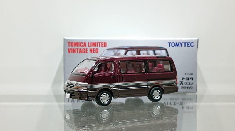画像1: TOMYTEC 1/64 Limited Vintage NEO TOYOTA HIACE Wagon Super Custom '92 Dark Red / Brown (1)