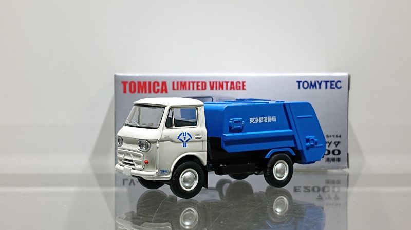 画像1: TOMYTEC 1/64 Limited Vintage Mazda E2000 Garbage Truck (White/Blue) (1)