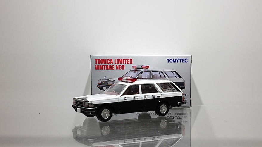 画像1: TOMYTEC 1/64 Limited Vintage NEO Nissan Gloria Van V20E Deluxe Police Car "兵庫県警" (1)