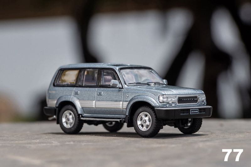 画像1: Gaincorp Products 1/64 Toyota Land Cruiser LC80 LHD Gray (1)