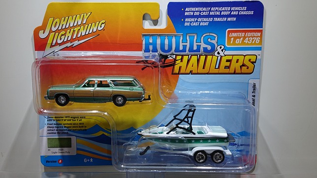 画像1: JOHNNY LIGHTNING 1/64 1973 Chevy Caprice Wagon Light Green / Wood & Mastercraft Boat White / Blue (1)